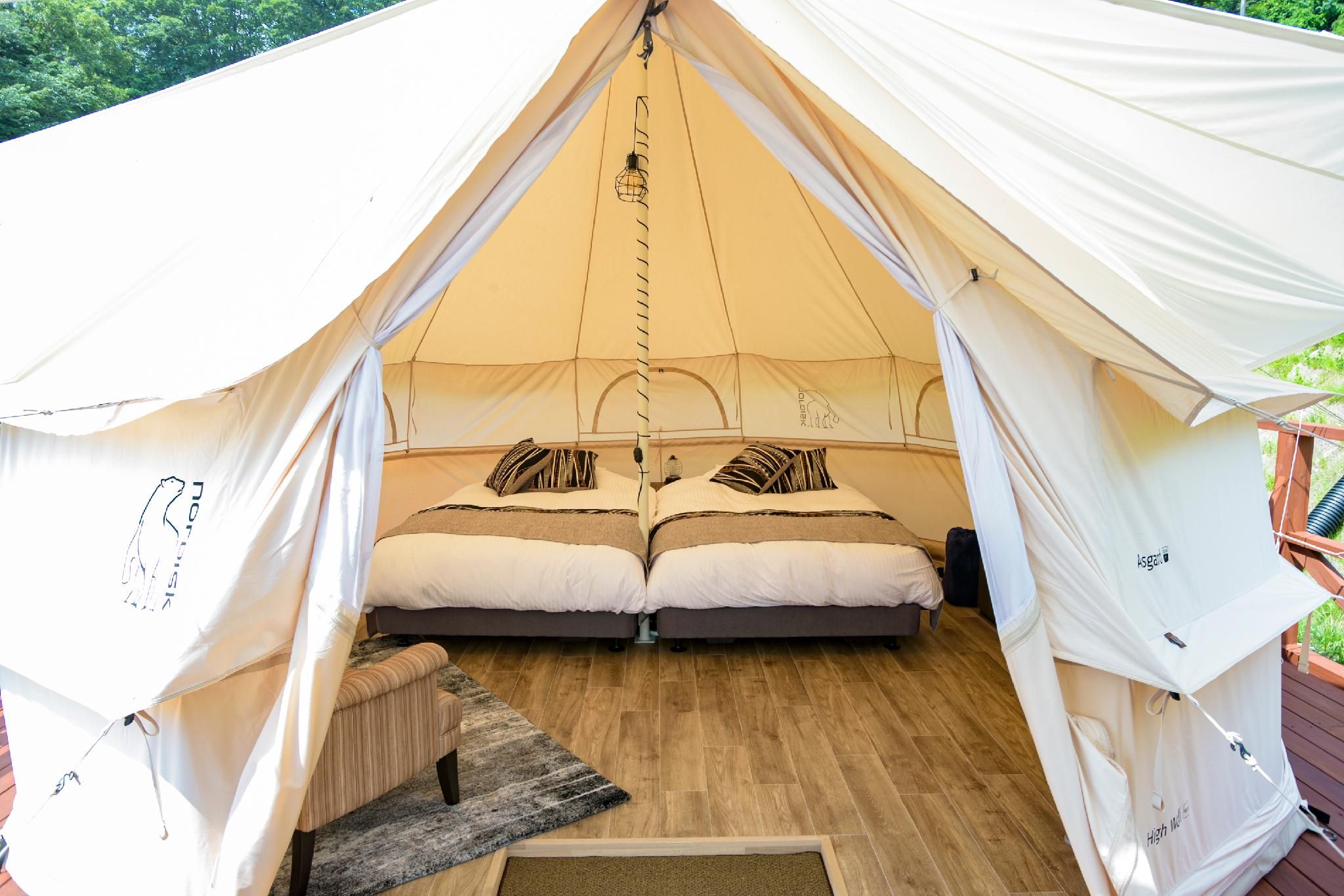 Grand Tent B - Non-Smoking