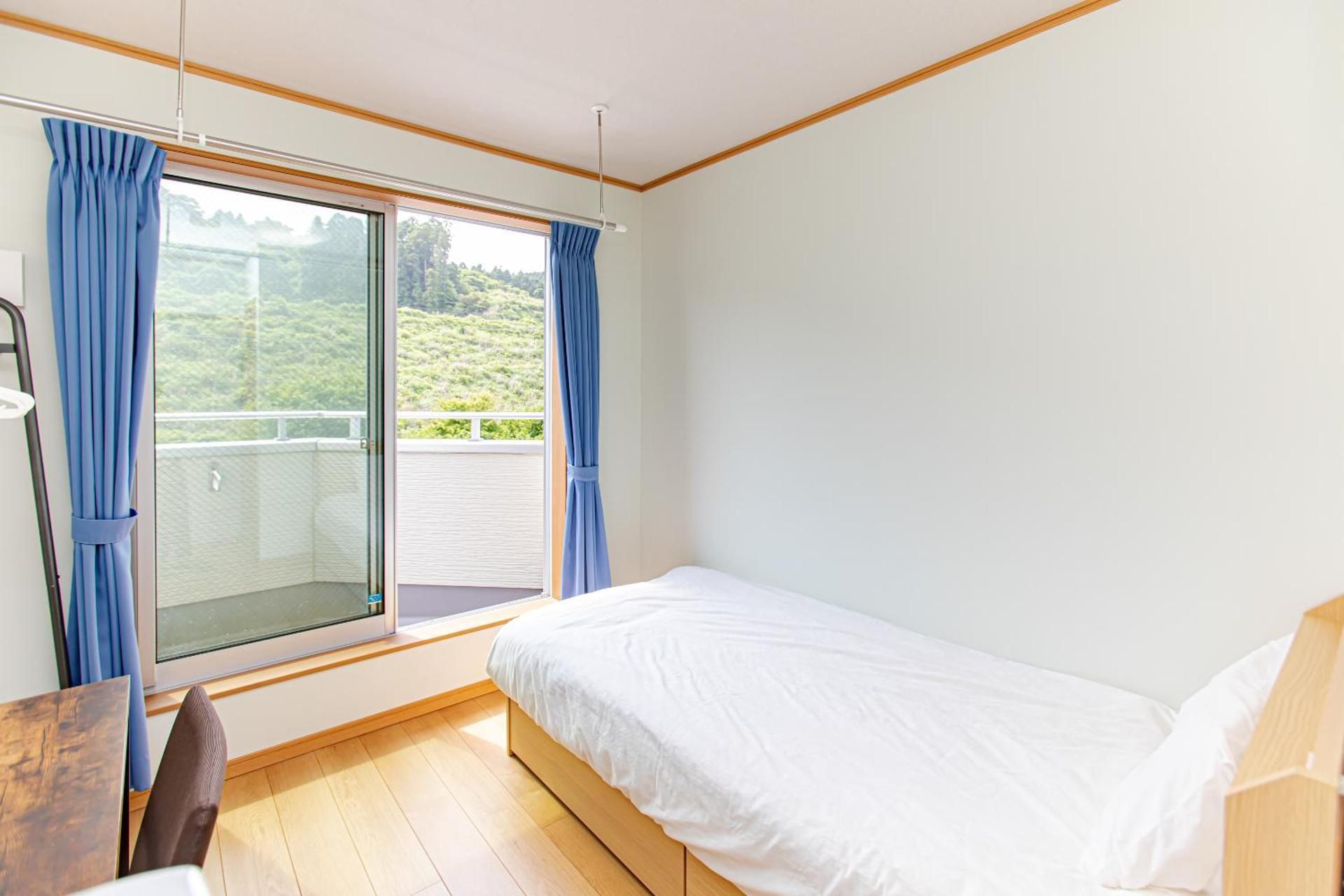 Single Room with Shared Bathroom