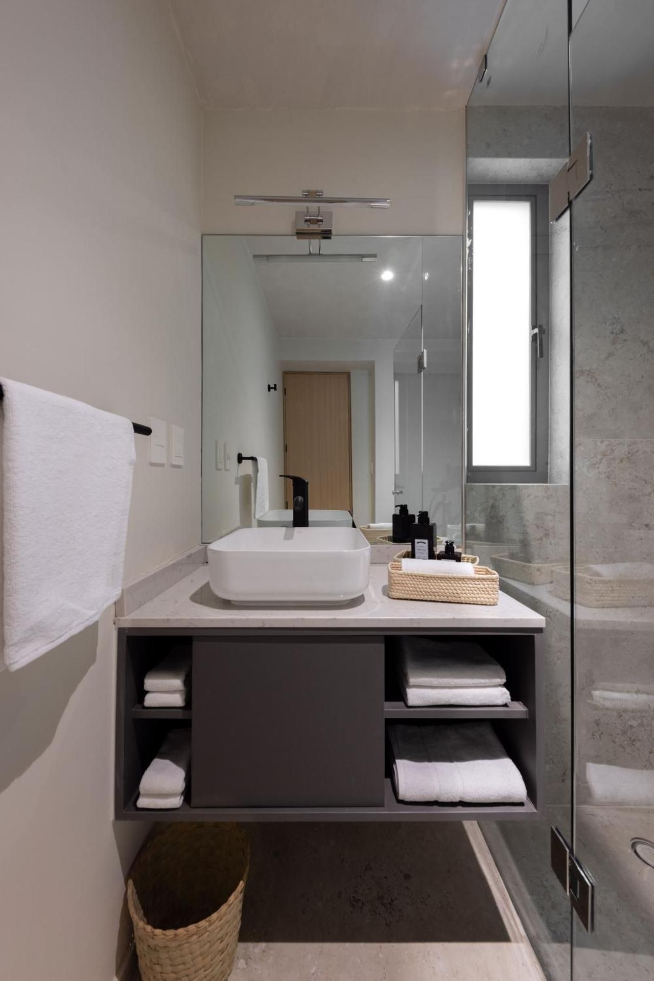 Deluxe Queen Suite