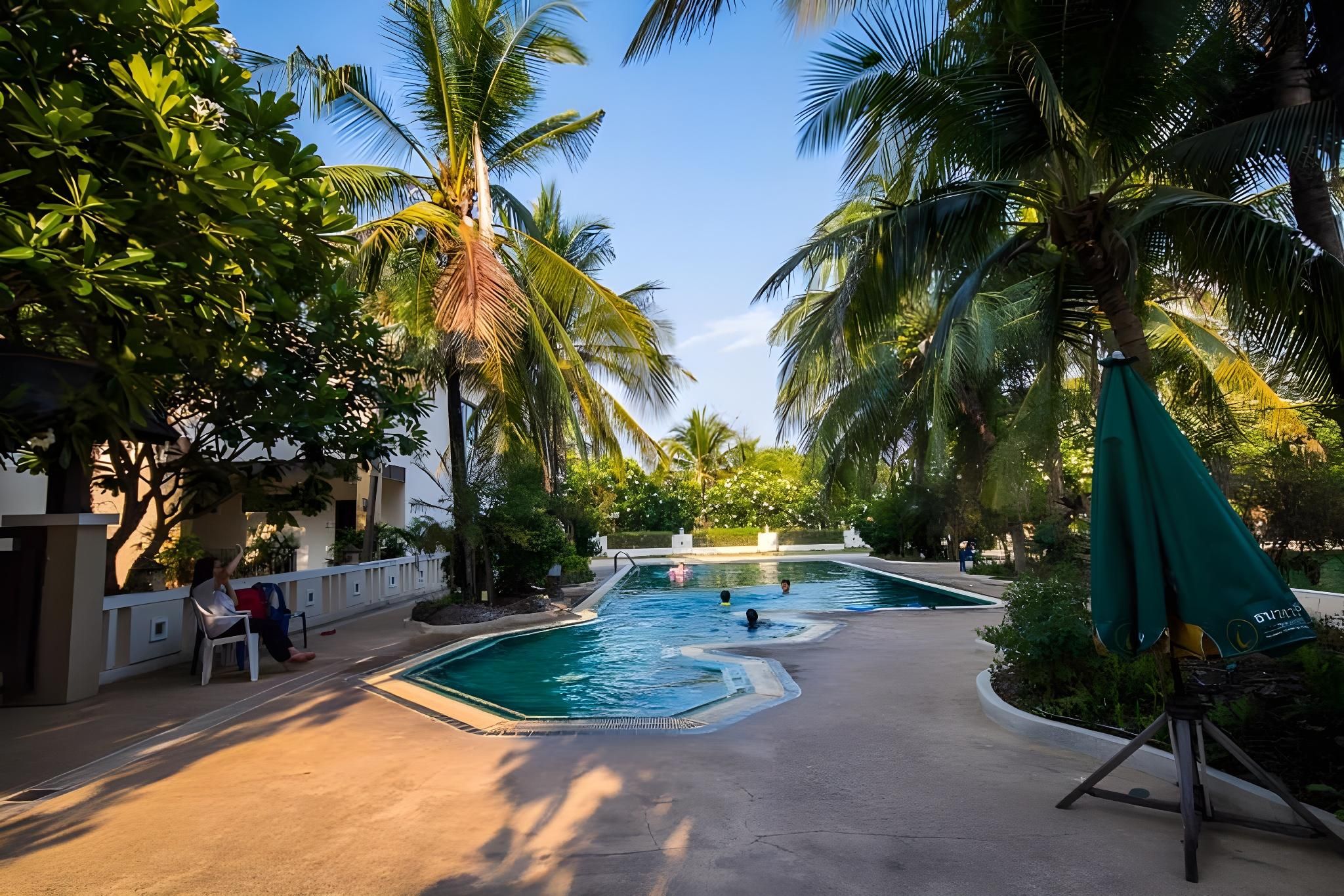 swimming pool [outdoor]