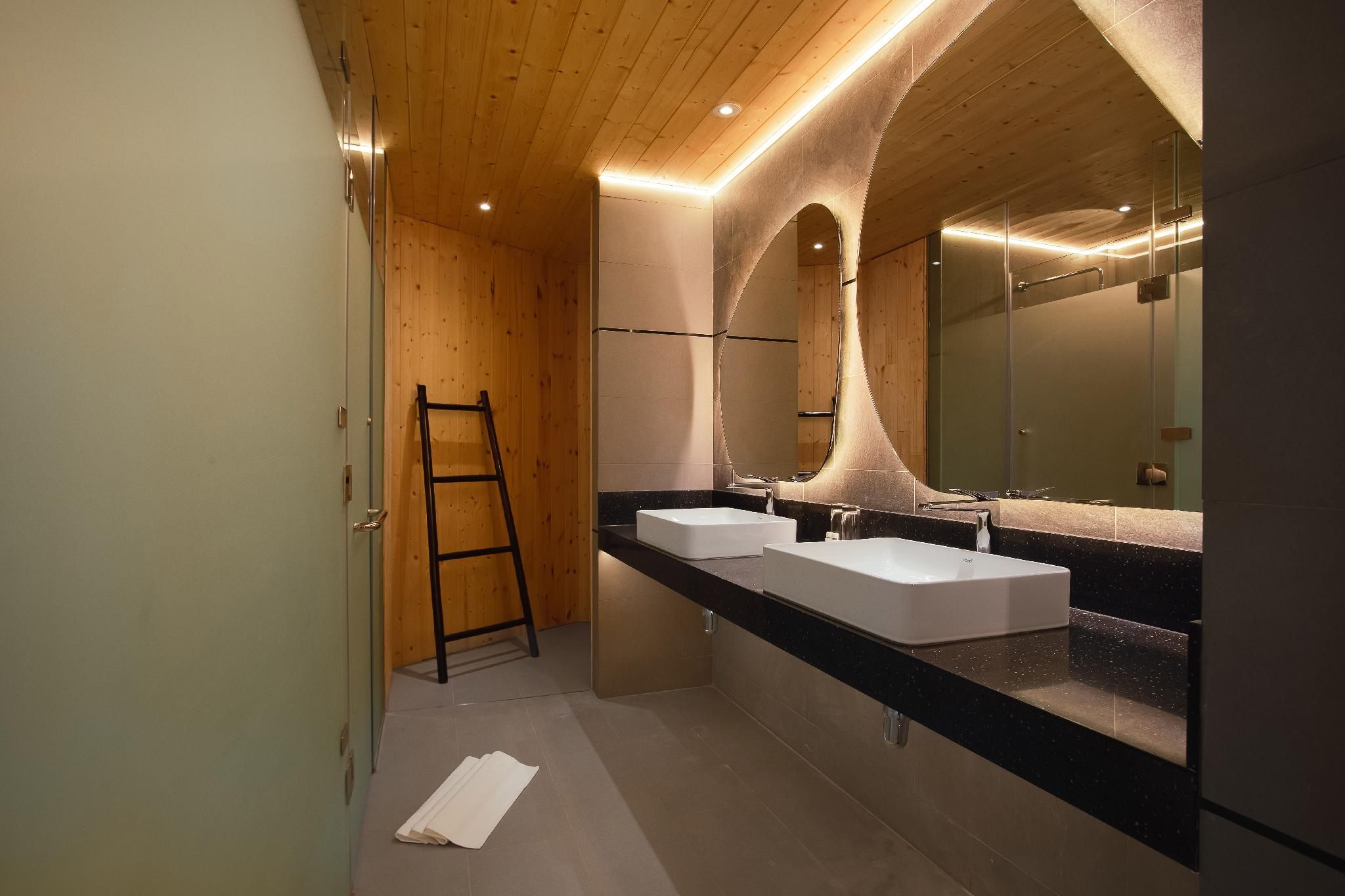 Honeymoon Suite