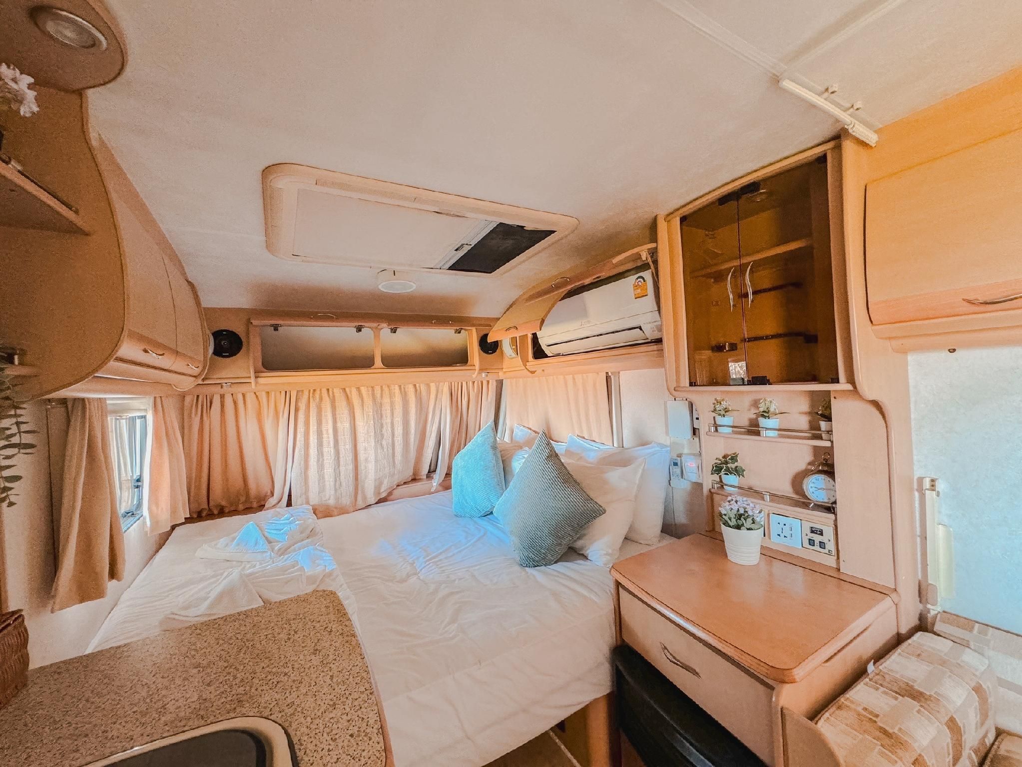 Deluxe Caravan