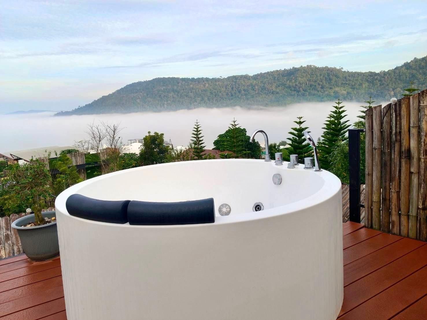 Deluxe Suite with Bathtub