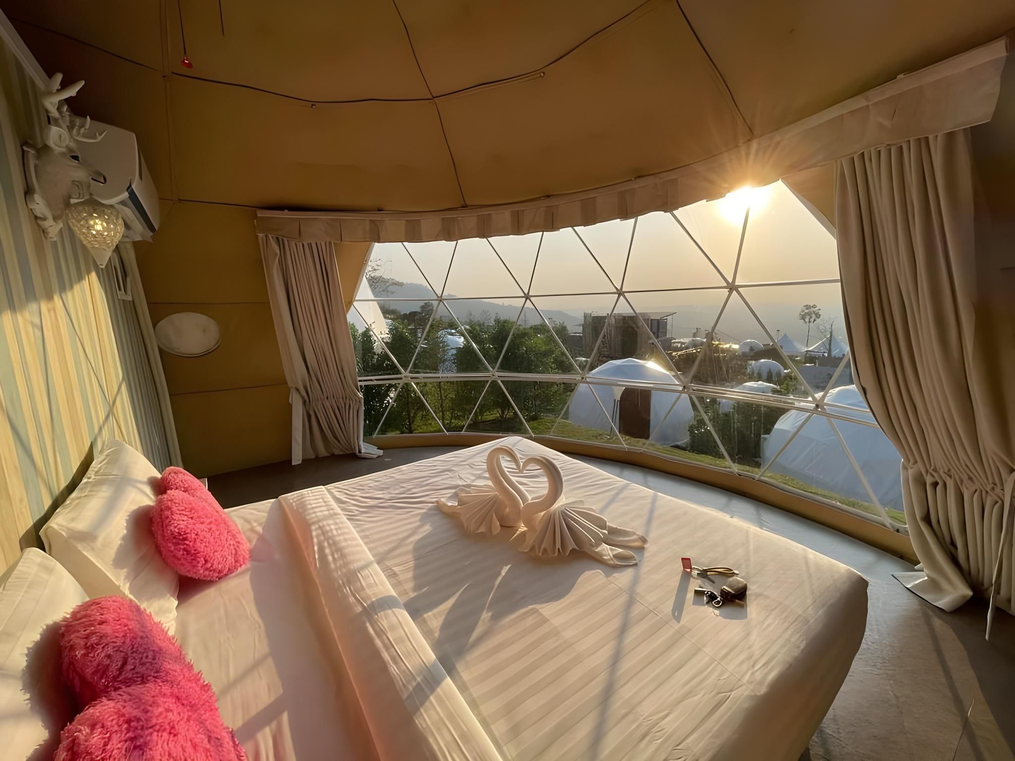 Deluxe Suite with Bathtub