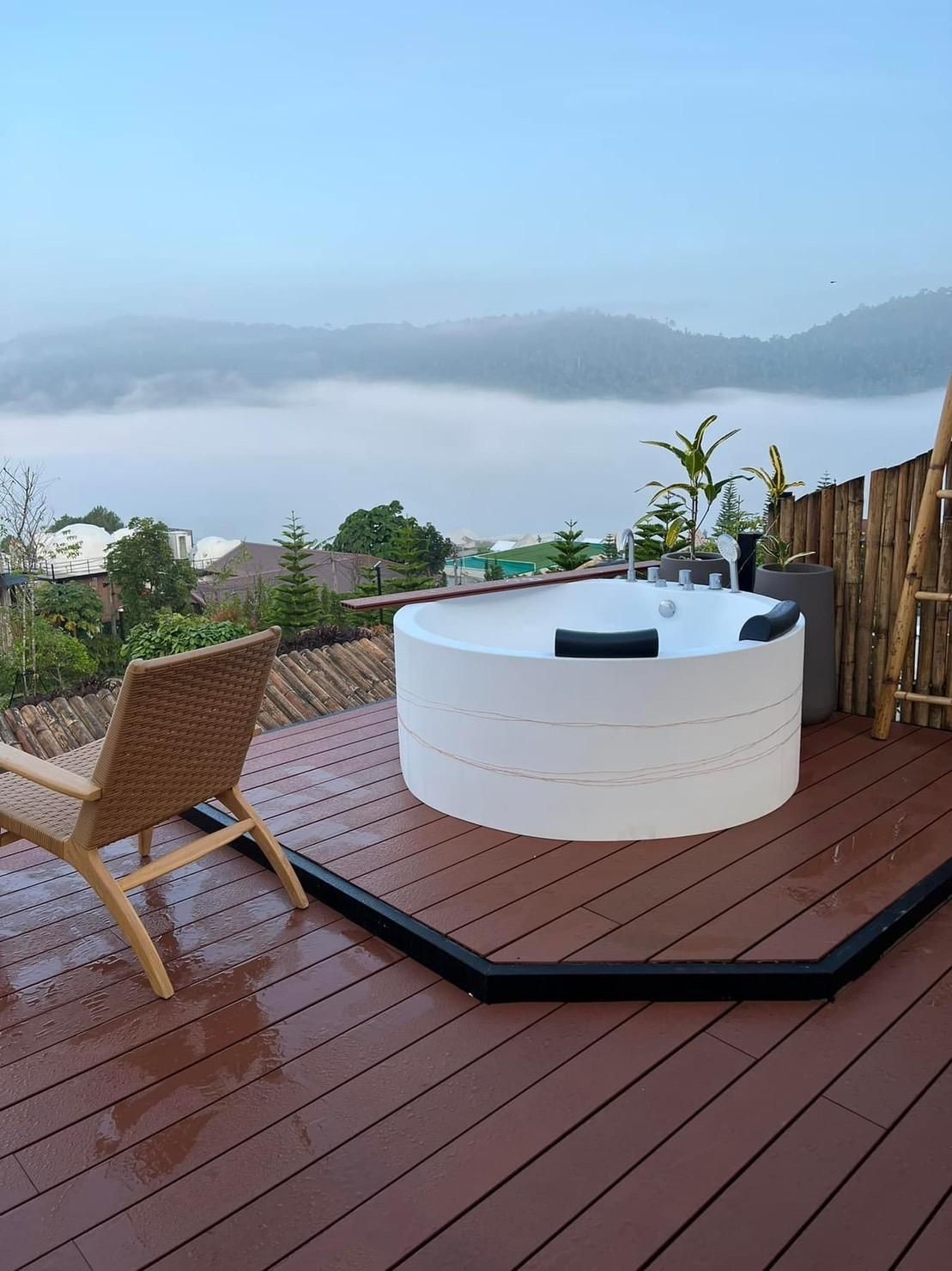 Deluxe Suite with Bathtub