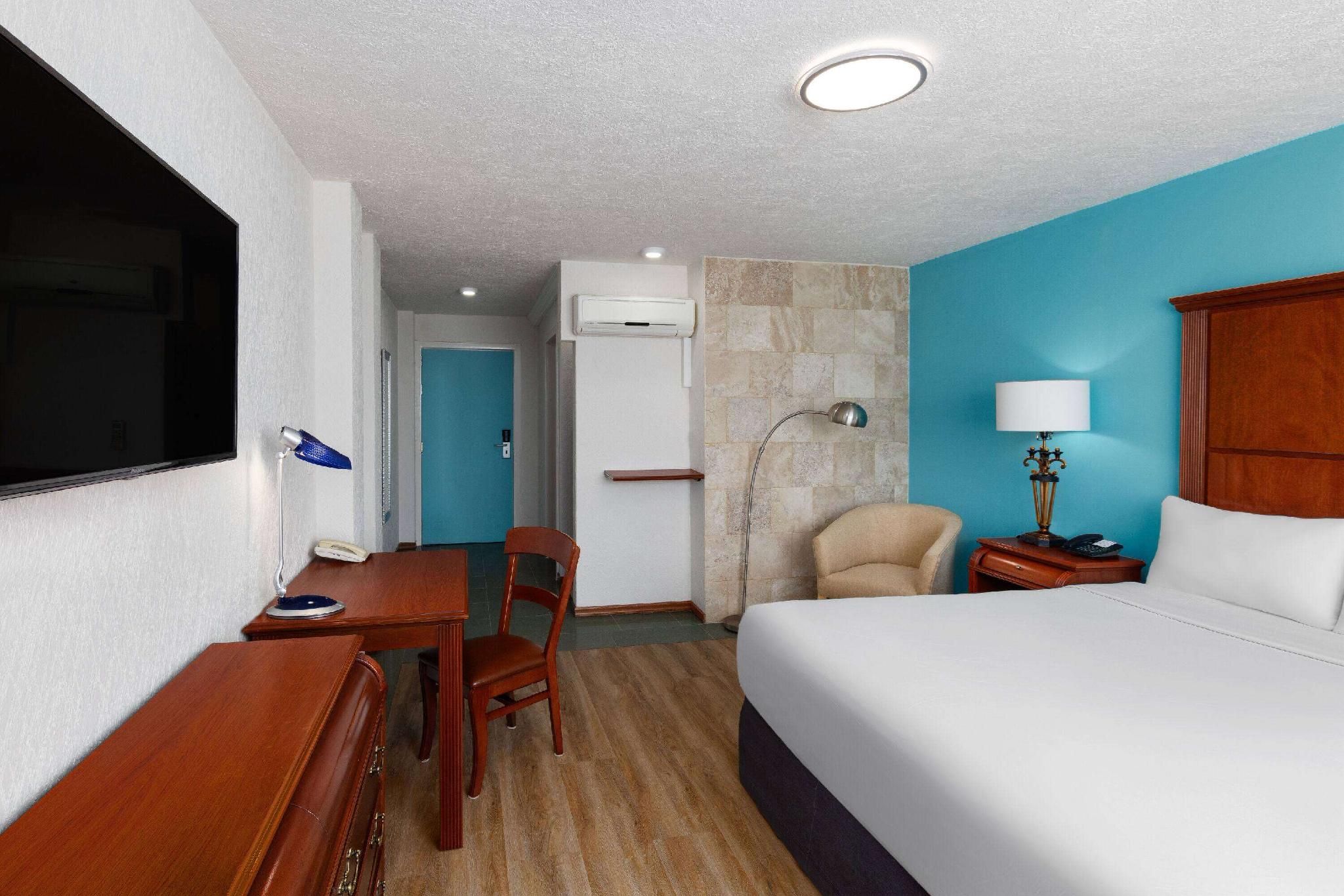 Howard Johnson by Wyndham Toluca 1 King Bed, Superior Room, Non-Smoking 3