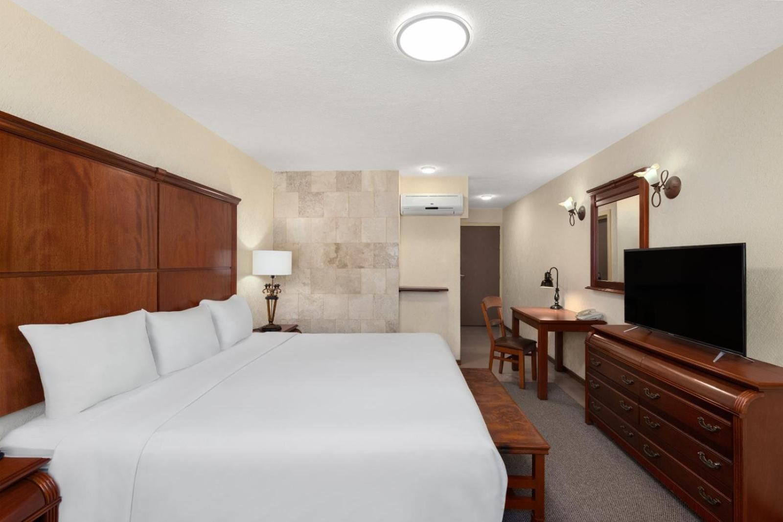 Howard Johnson by Wyndham Toluca 1 King Bed, Superior Room, Non-Smoking 2