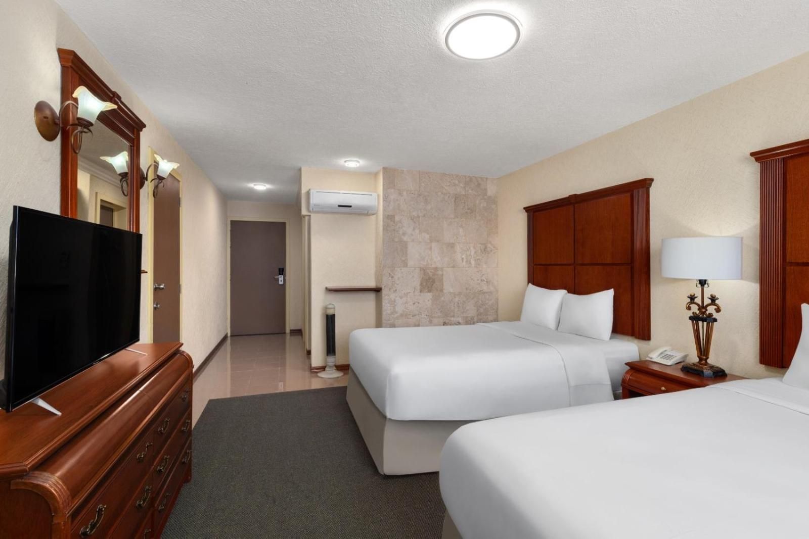 Howard Johnson by Wyndham Toluca 1 Queen Bed, 1 Single Bed, Mobility Accessible Room, Non-Smoking 3