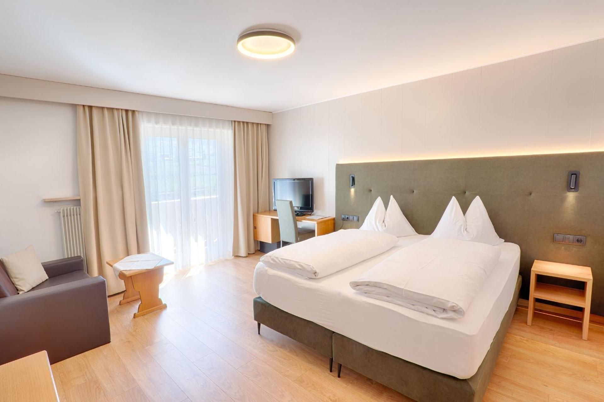Comfort Double Room with Balcony and Mountain View