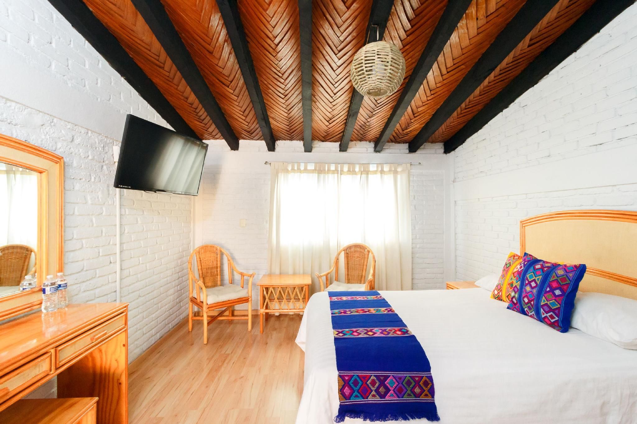 Stand Queen Room