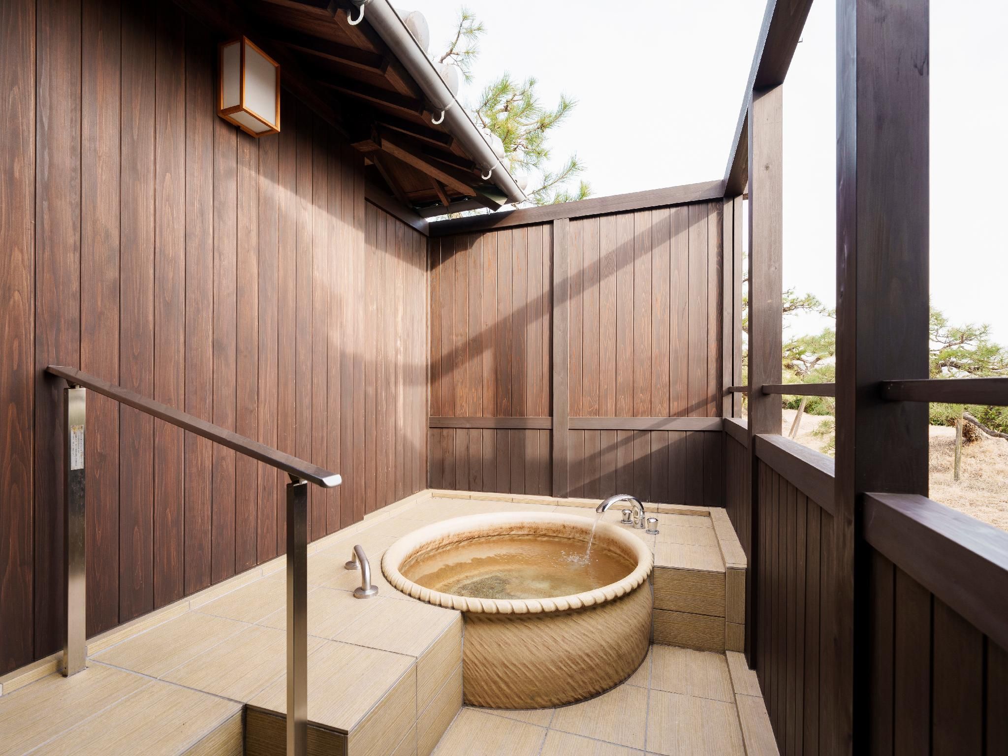 Quadruple Room with Bathtub
