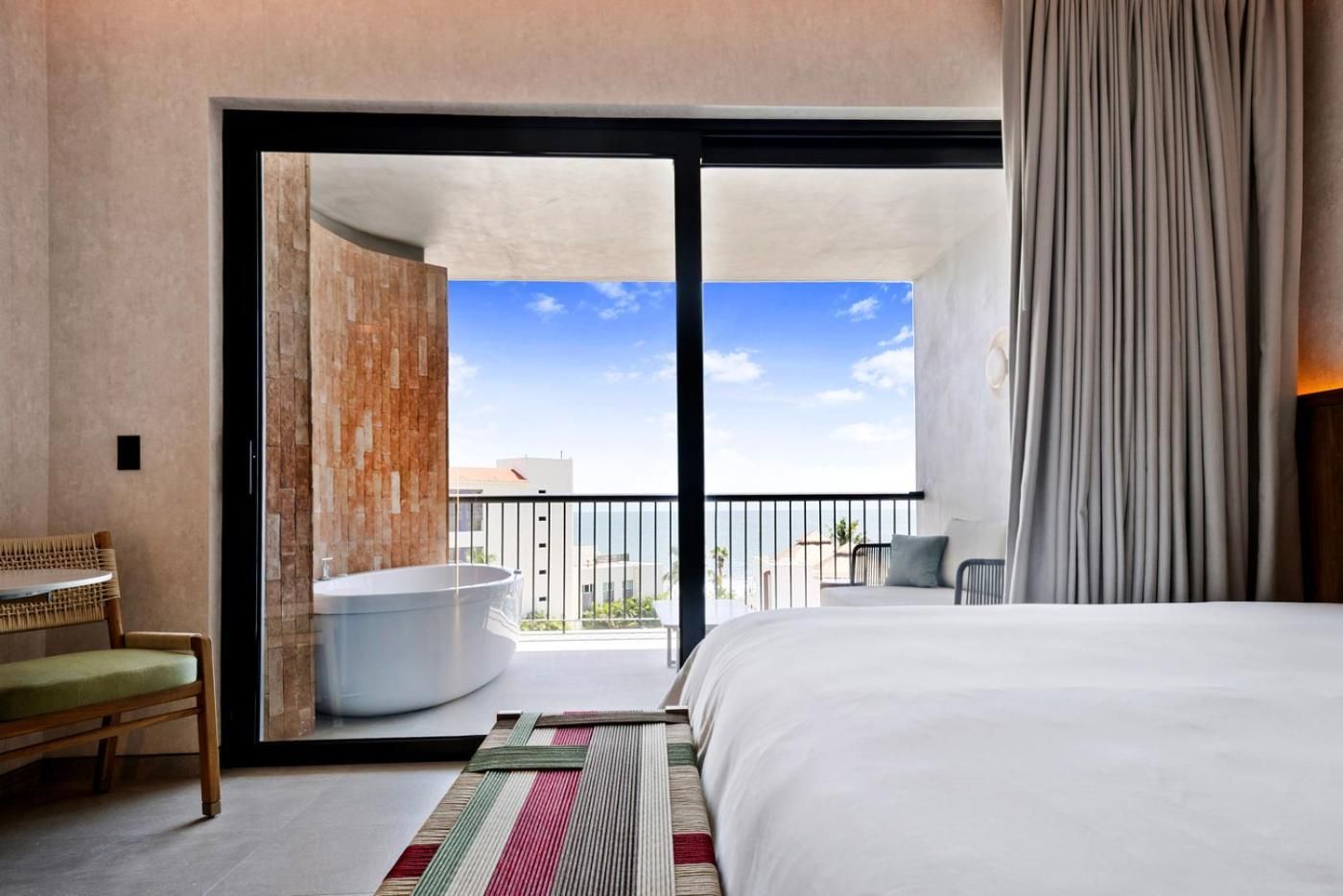 Alcoba Ocean Front King