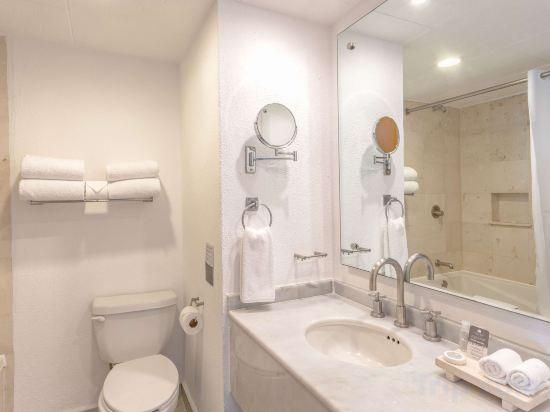 Resort Club With 2 Double Beds, One Bathroom With Bath Tub And Balcony
