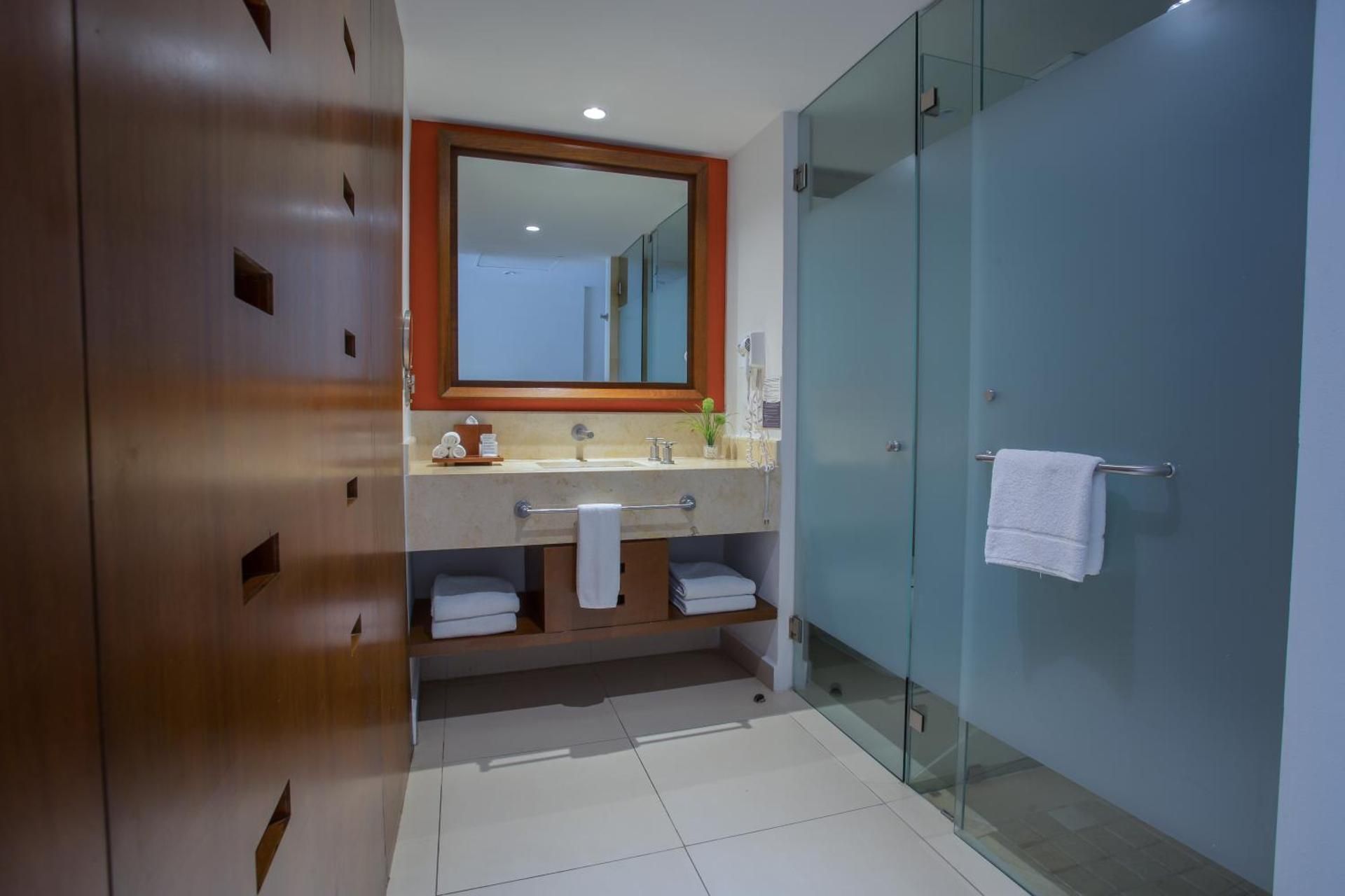 One-Bedroom King Suite with Sofa Bed and Balcony or Terrace - Ocean Front/Two Bathrooms