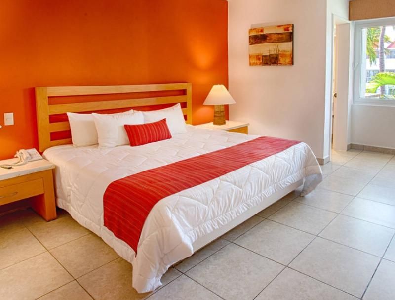 One-Bedroom King Suite with Sofa Bed and Balcony or Terrace - Ocean Front/Two Bathrooms