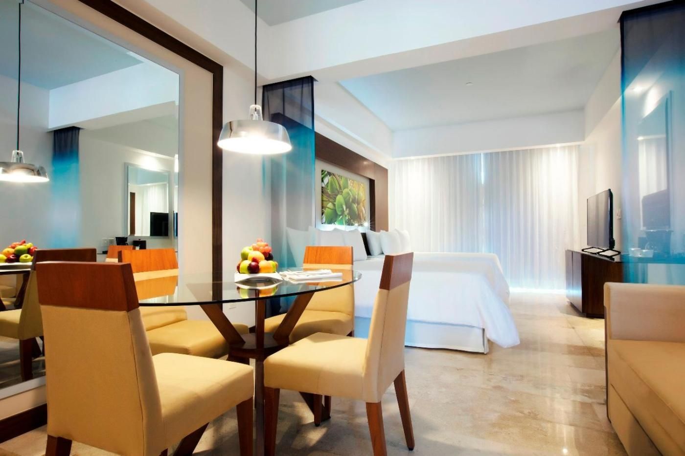 Junior Suite Pool View 1-king bed