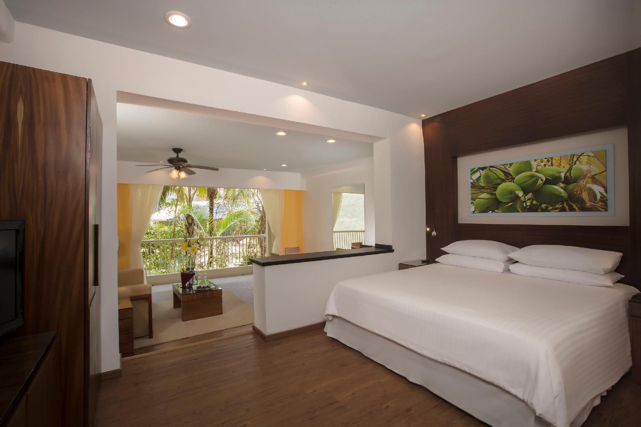Junior Suite Ocean Front King - All Inclusive