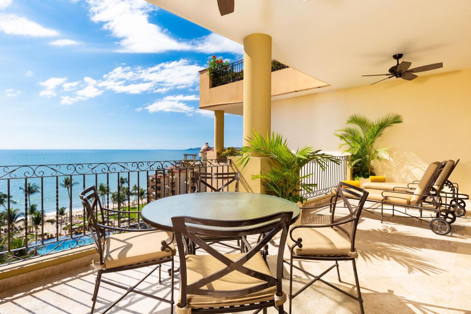 Queen Suite with Sea View