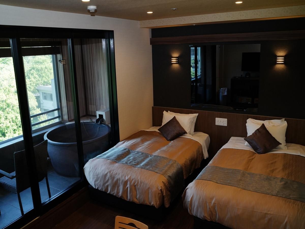 Japanese Modern Japanese Western Style Room with Shigaraki Yaki Open-Air Bath