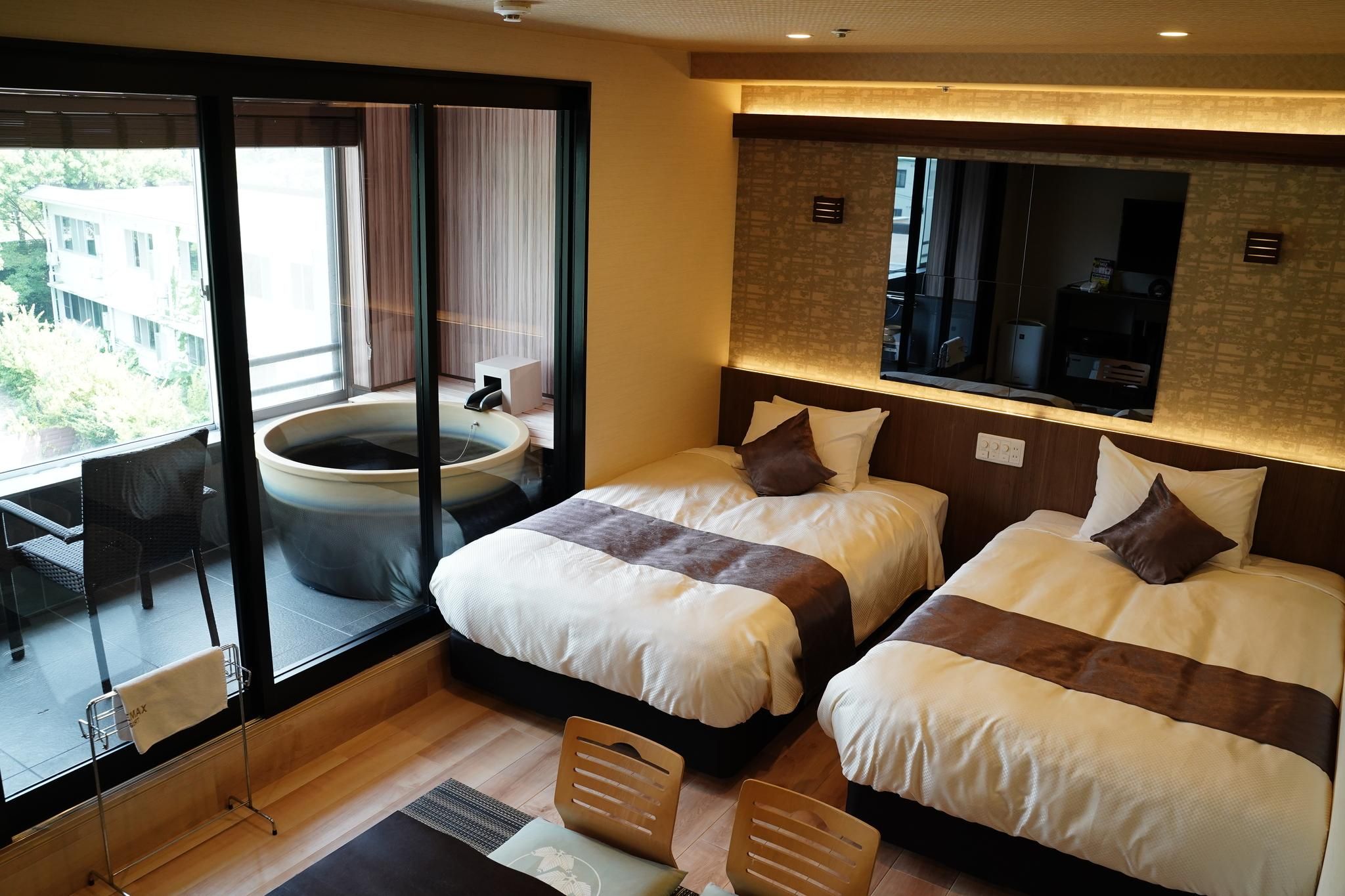 Western Modern Japanese Western Style Room with Shigaraki Yaki Open-Air Bath