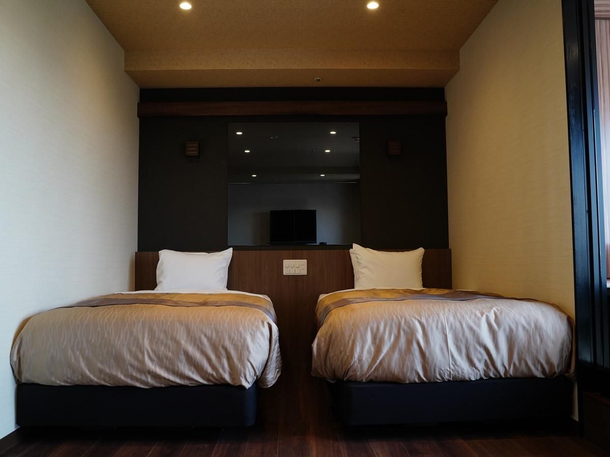Japanese Modern Superior Japanese Western Style Room with Shigaraki Yaki Open-Air Bath