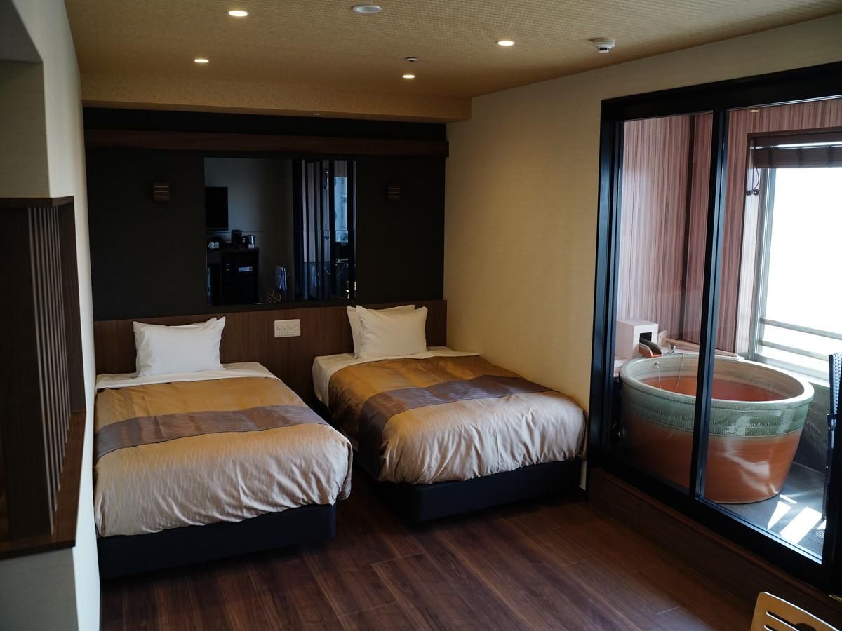Japanese Modern Superior Japanese Western Style Room with Shigaraki Yaki Open-Air Bath