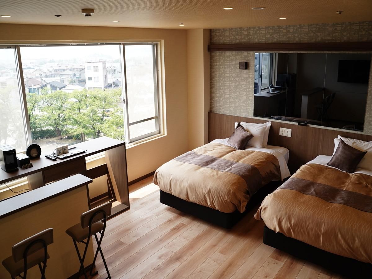 Western Modern Japanese Western Style Suite with Shigaraki Yaki Open-Air Bath