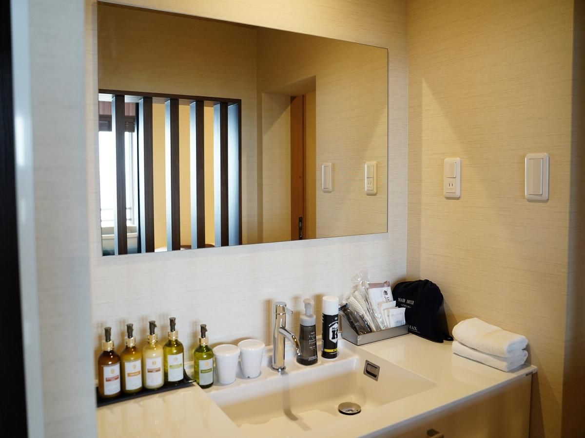 Western Modern Superior Japanese Western Style Room with Shigaraki Yaki Open-Air Bath