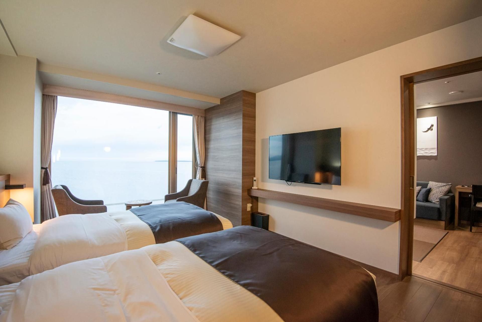 Deluxe Twin Room-Lake View - Non-Smoking