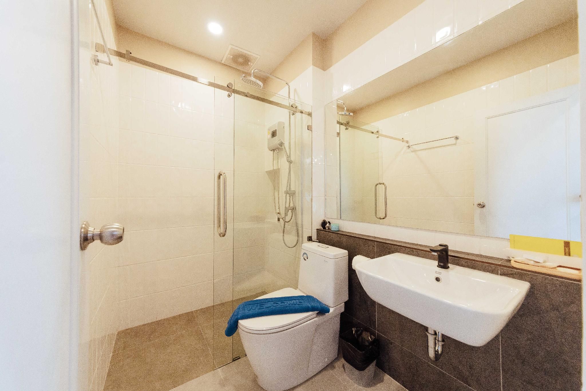 Deluxe Pool View King Room for 2 People
