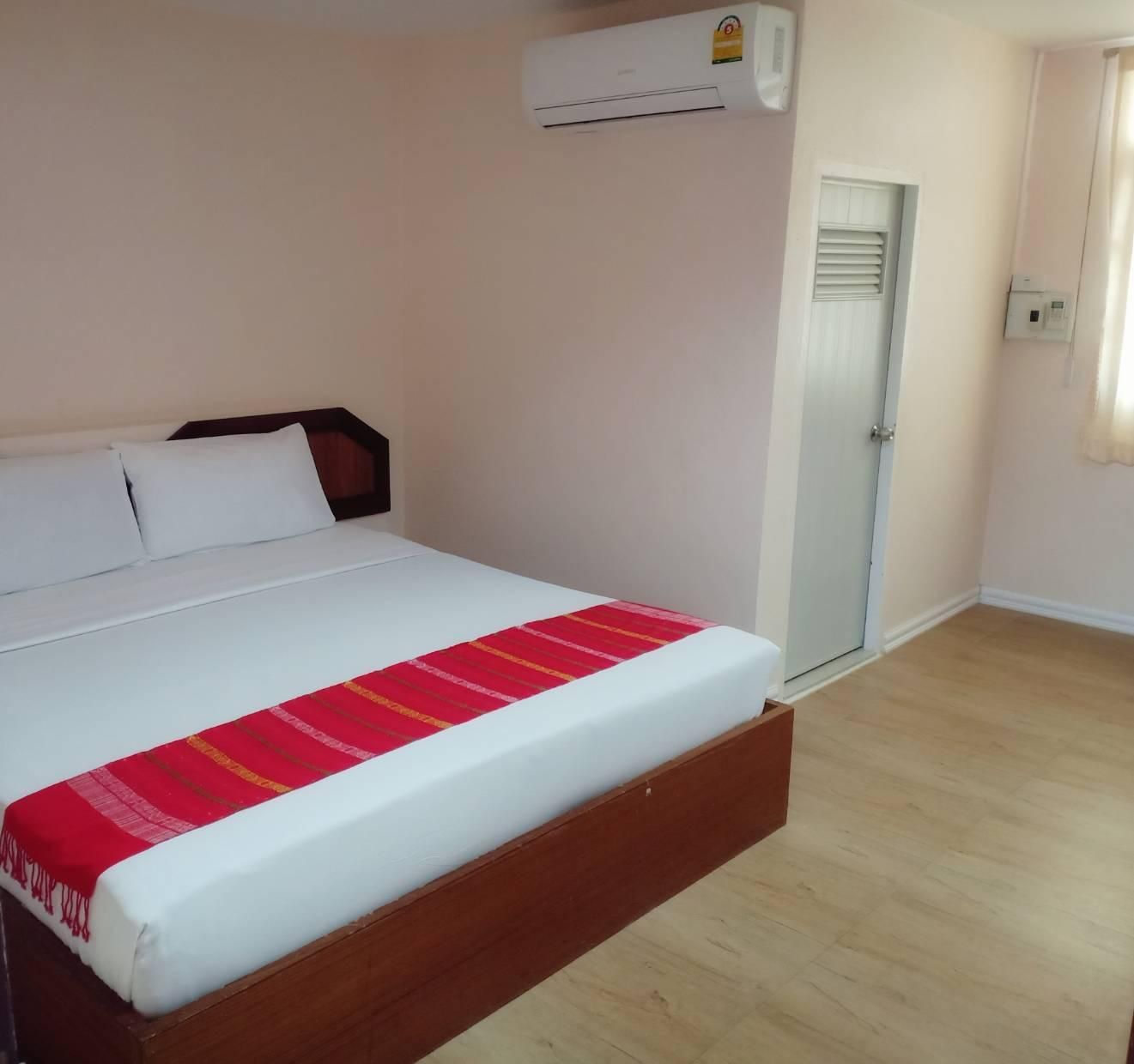 Standard - 1 Queen Bed