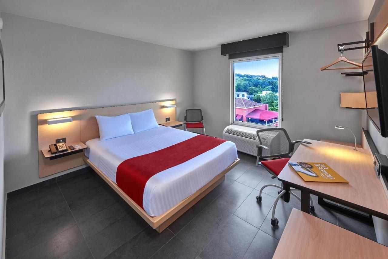 City Express by Marriott Tampico Guest room, 1 King, Sofa bed