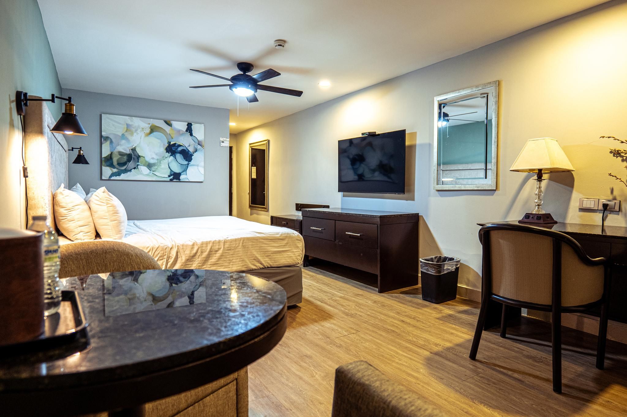 1 King Bed, Standard, Non-Smoking