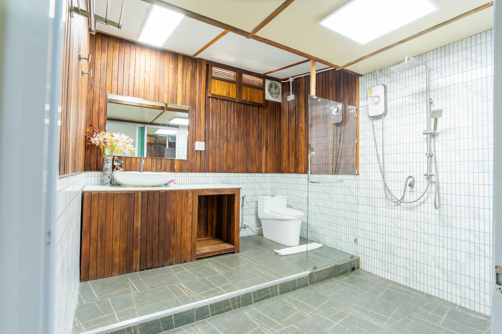 Varni Homestay Deluxe Family Room - No Pets Allowed 2