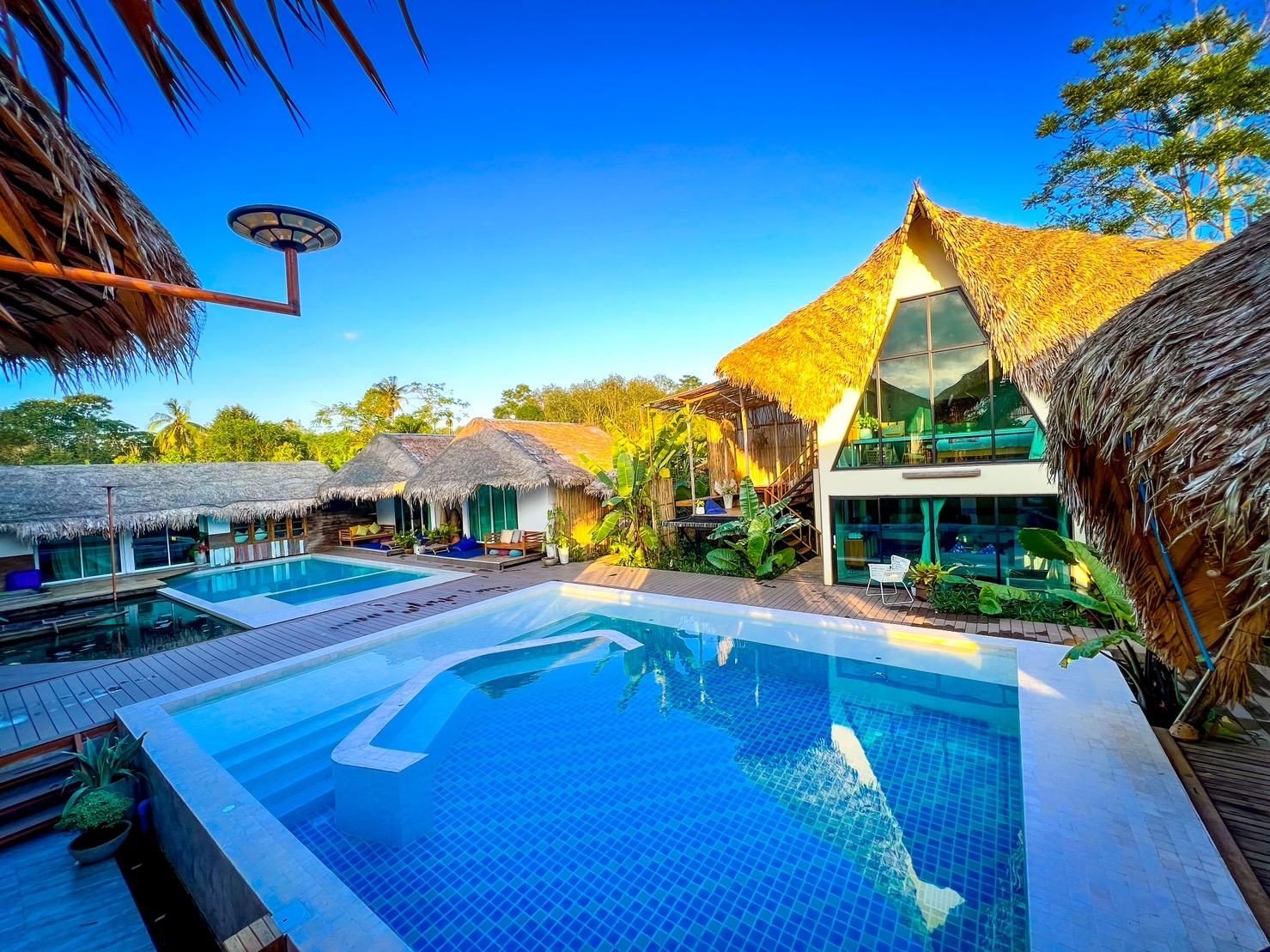 swimming pool [outdoor]