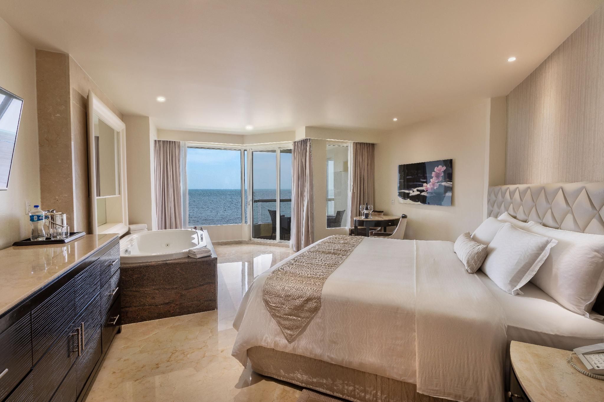 Superior Deluxe Ocean Front - Kids and Teens Free