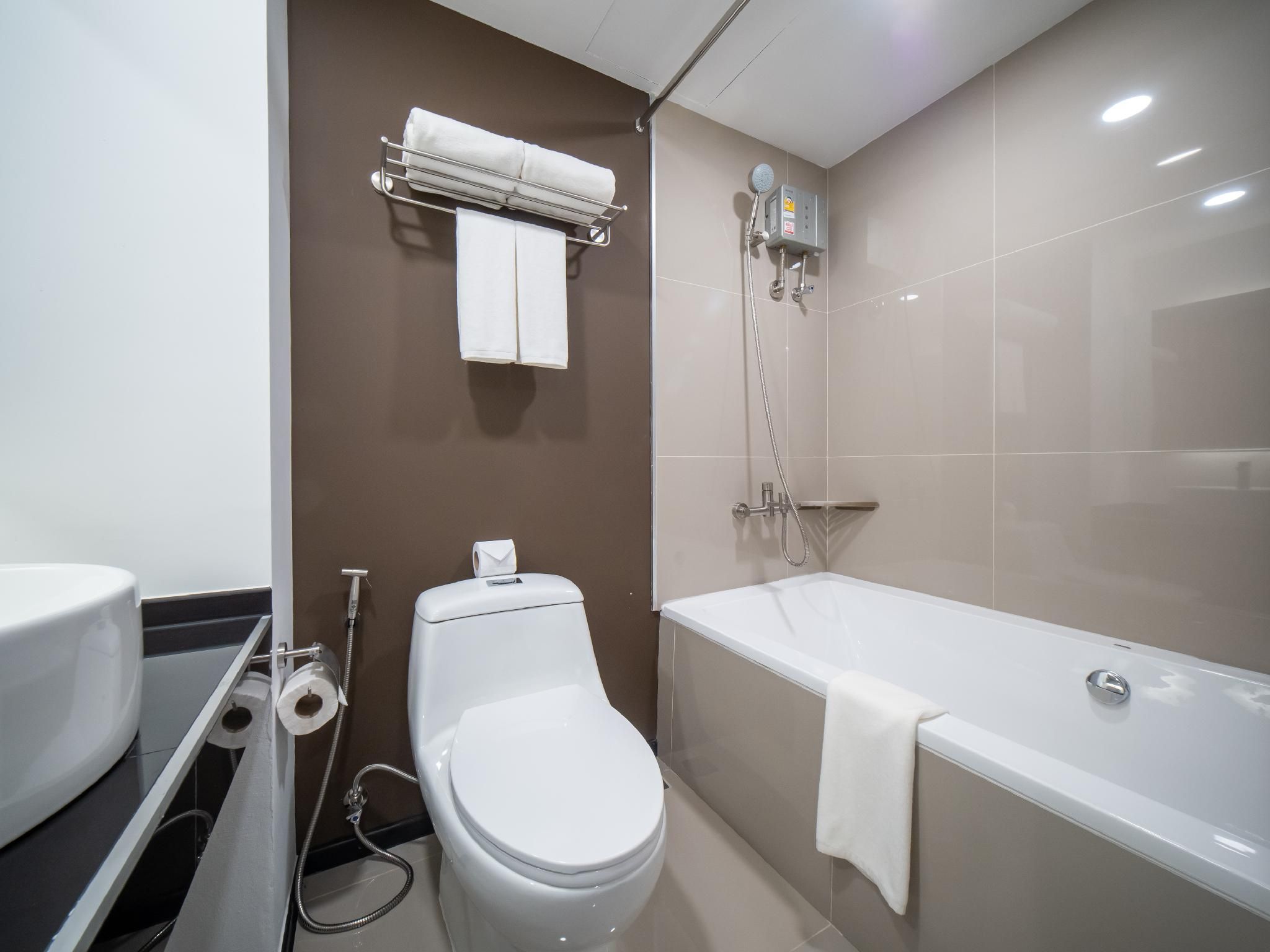 Samutprakarn Hotel 2 Bedroom Suite with Bathtub 2