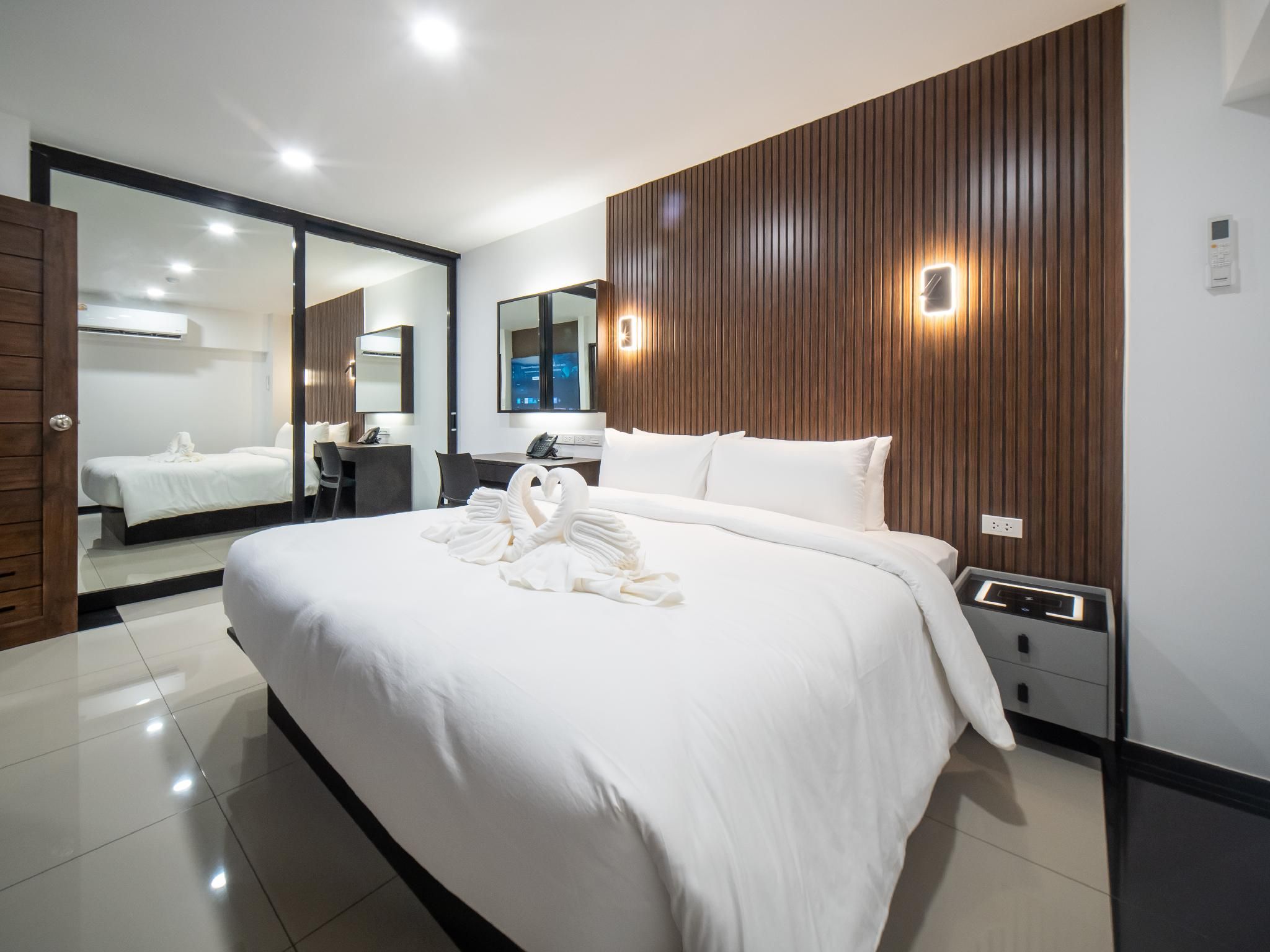 Samutprakarn Hotel 2 Bedroom Suite with Bathtub