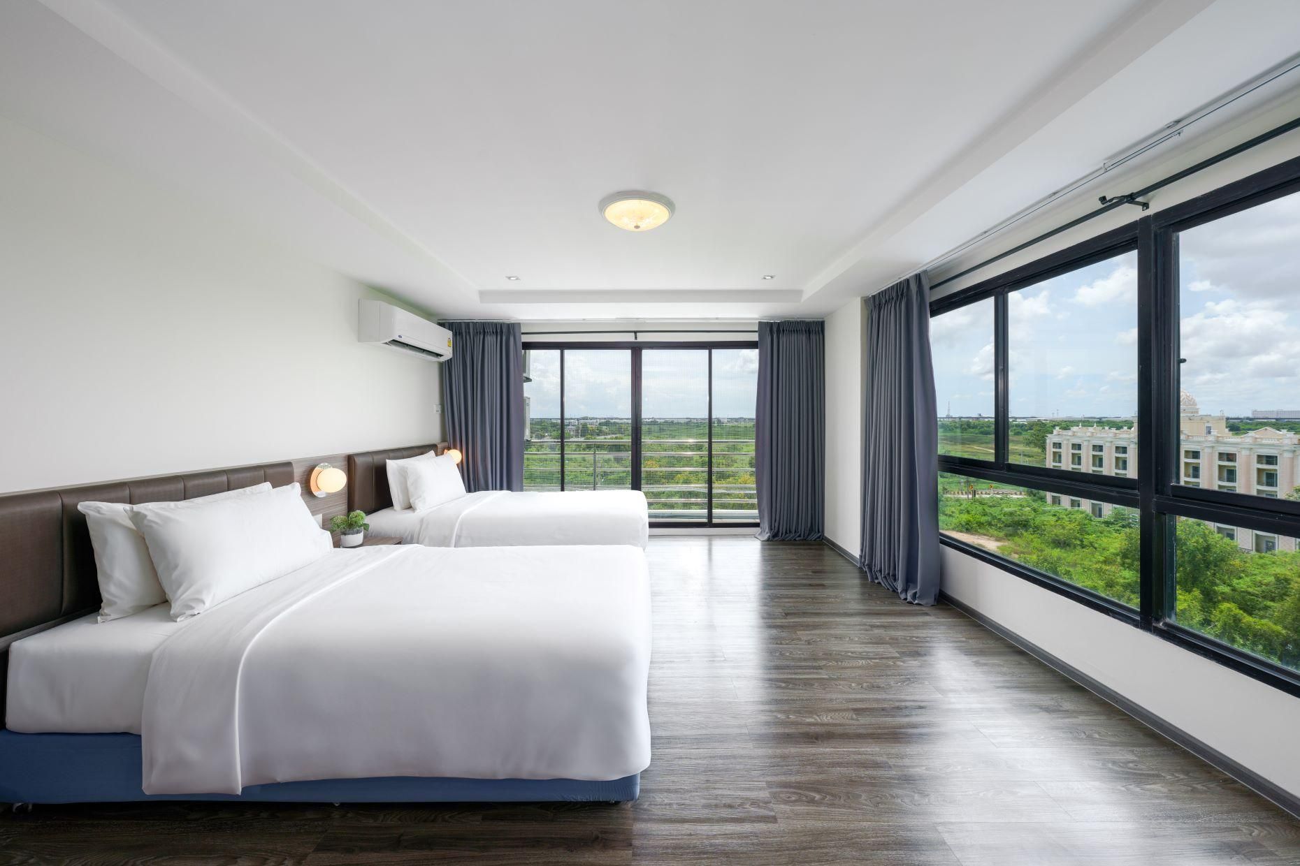 2 Single Beds, Nonsmoking, Junior Suite, Larger Room, Living Area