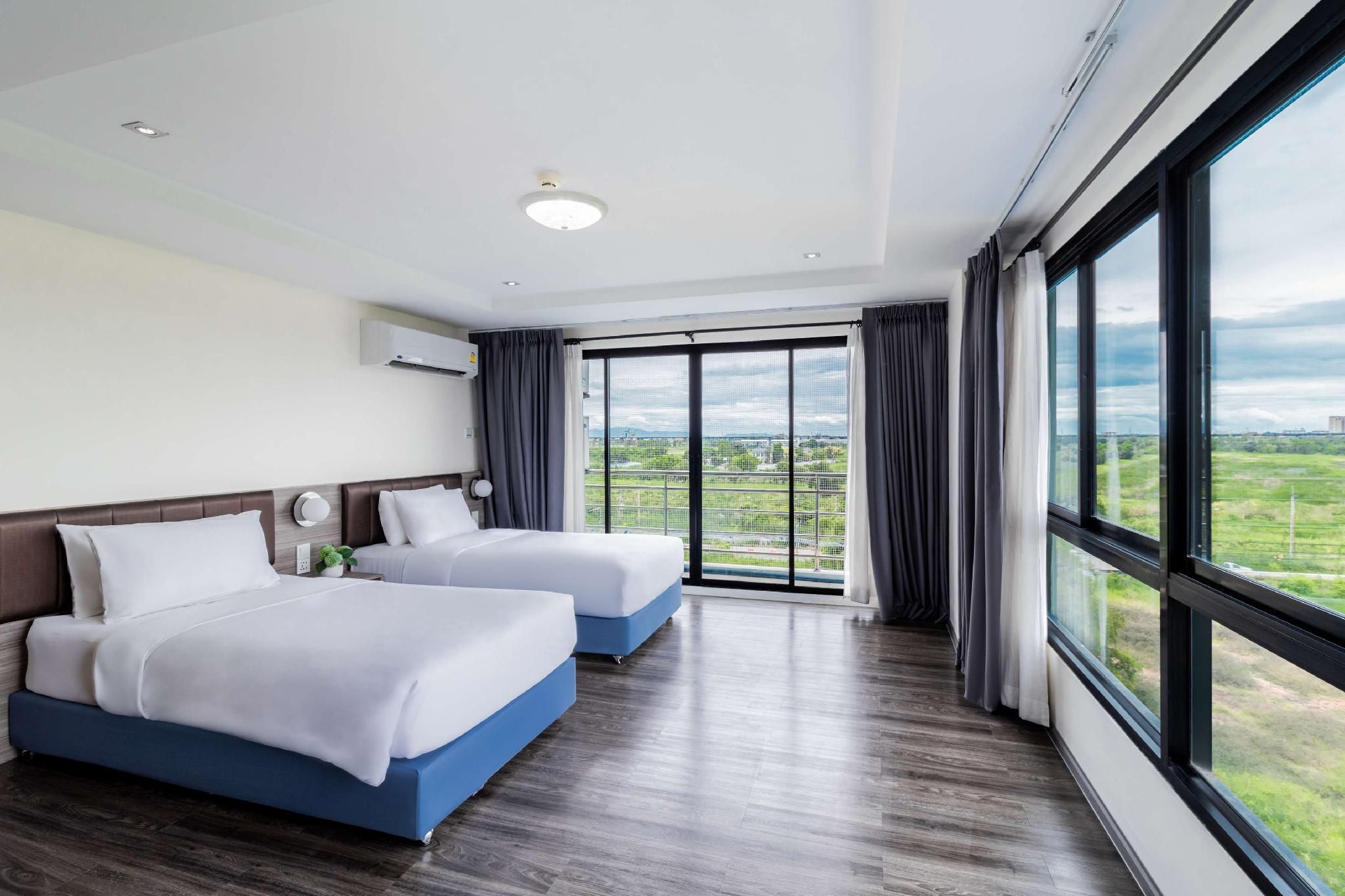 2 Single Beds, Nonsmoking, Junior Suite, Larger Room, Living Area