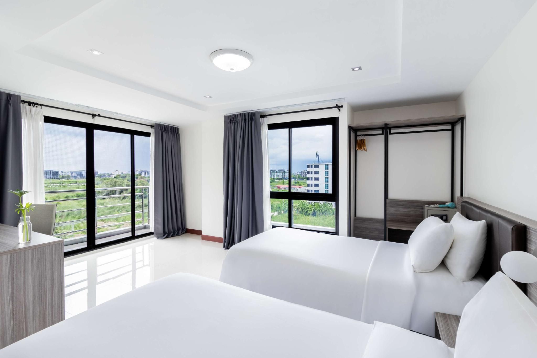 2 Single Beds, Nonsmoking, Deluxe Room, Shower