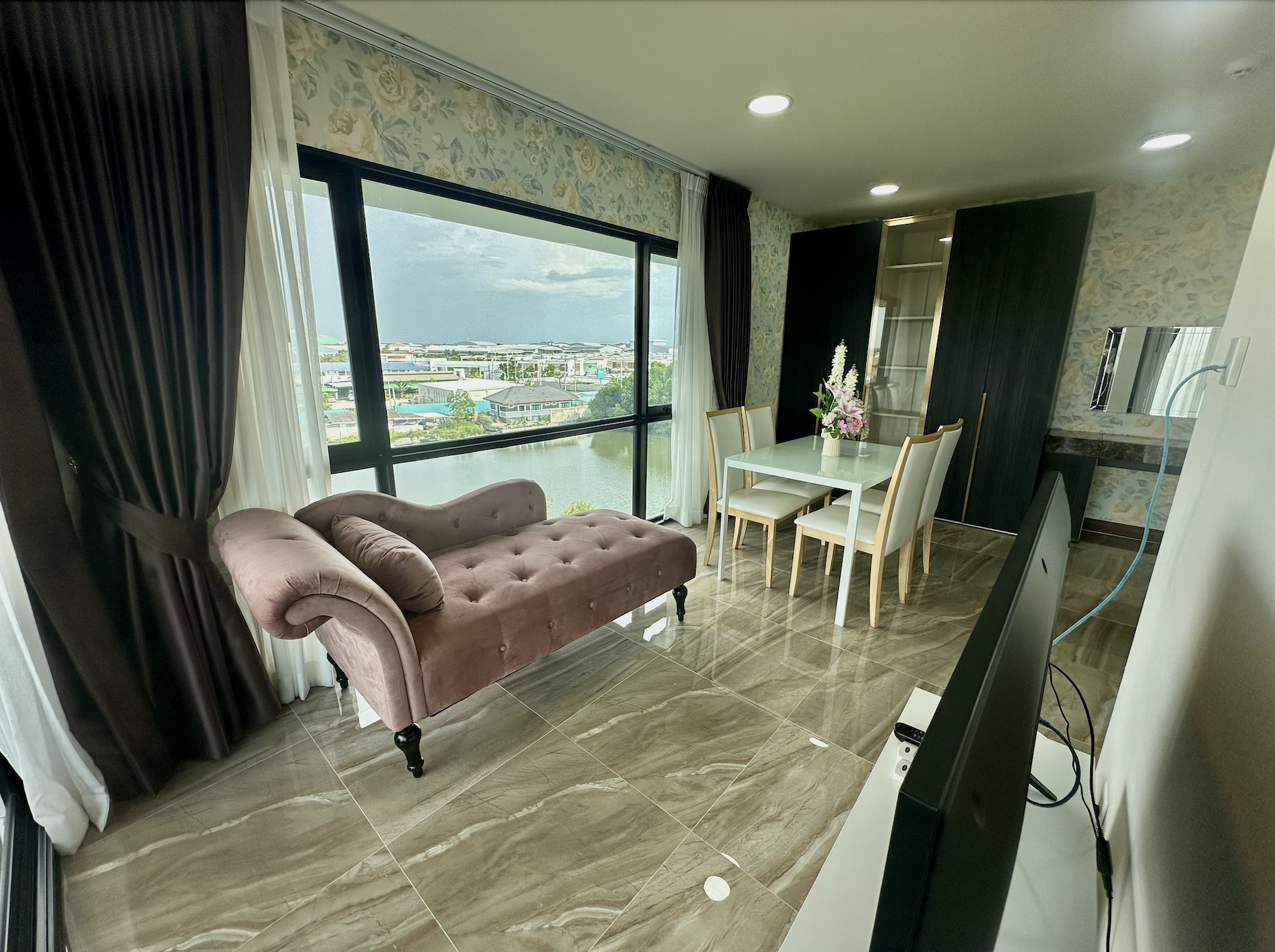 Arunsakhon luxury condo Junior Suite 3