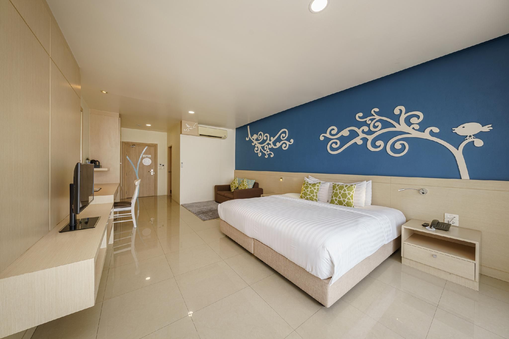 Jolly Suites and Spa Petchkasem Standard King Bed 2