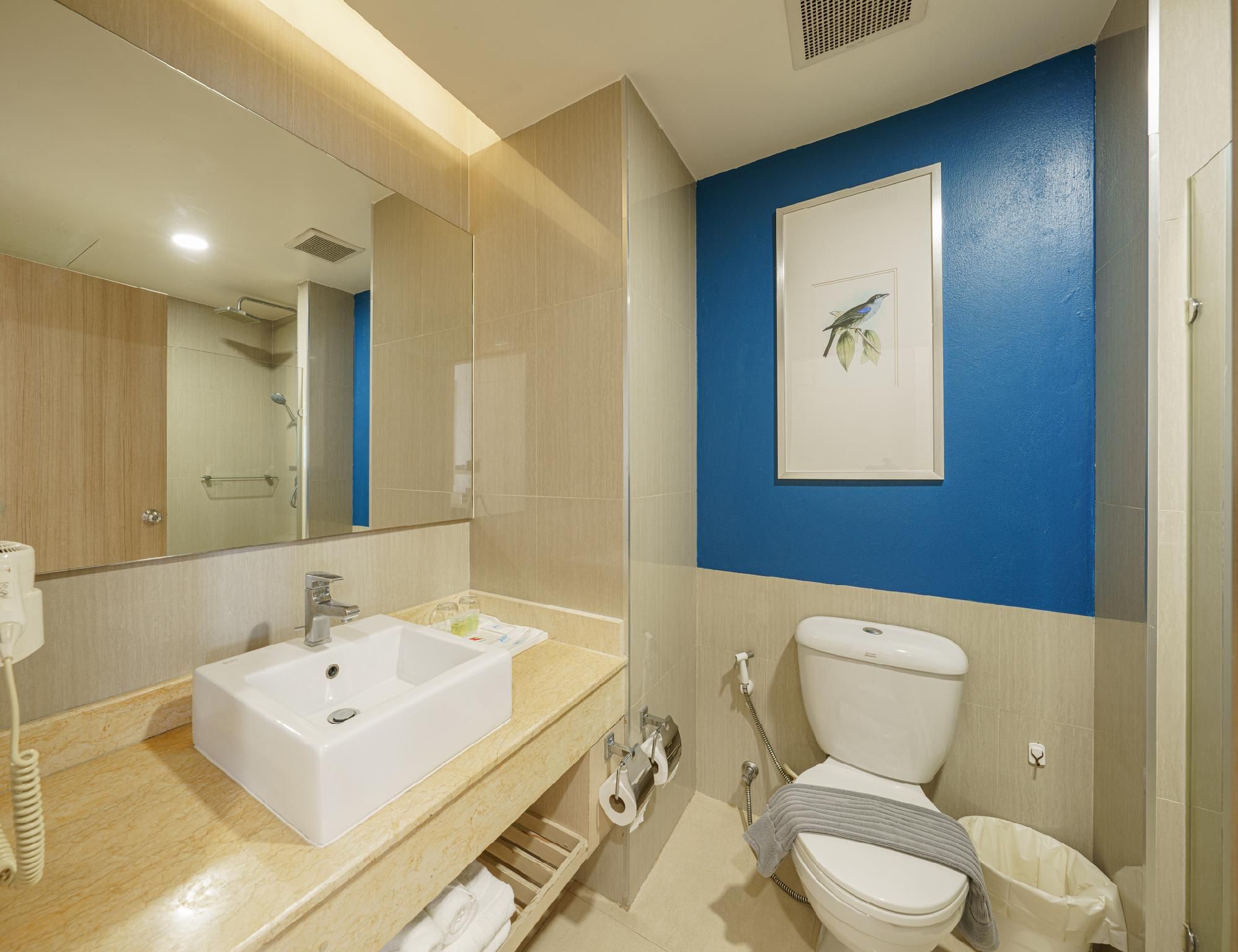 Jolly Suites and Spa Petchkasem Standard King Bed 3