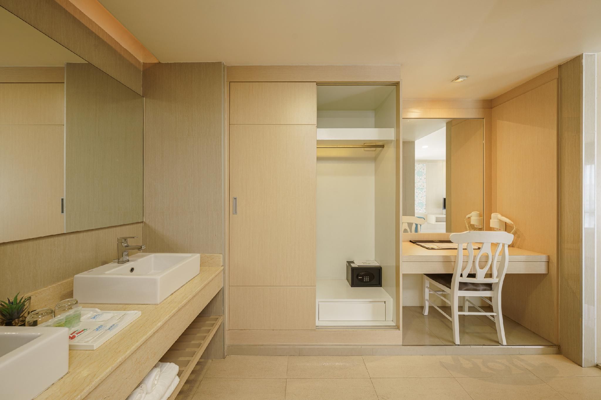 Jolly Suites and Spa Petchkasem Suites 2