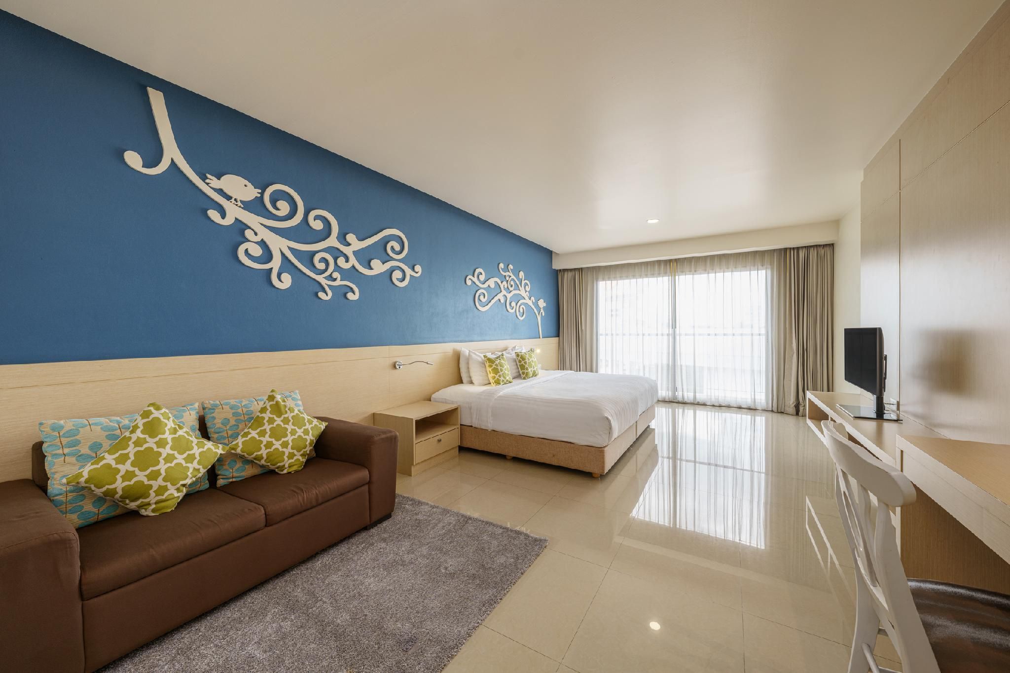 Jolly Suites and Spa Petchkasem Standard King Bed