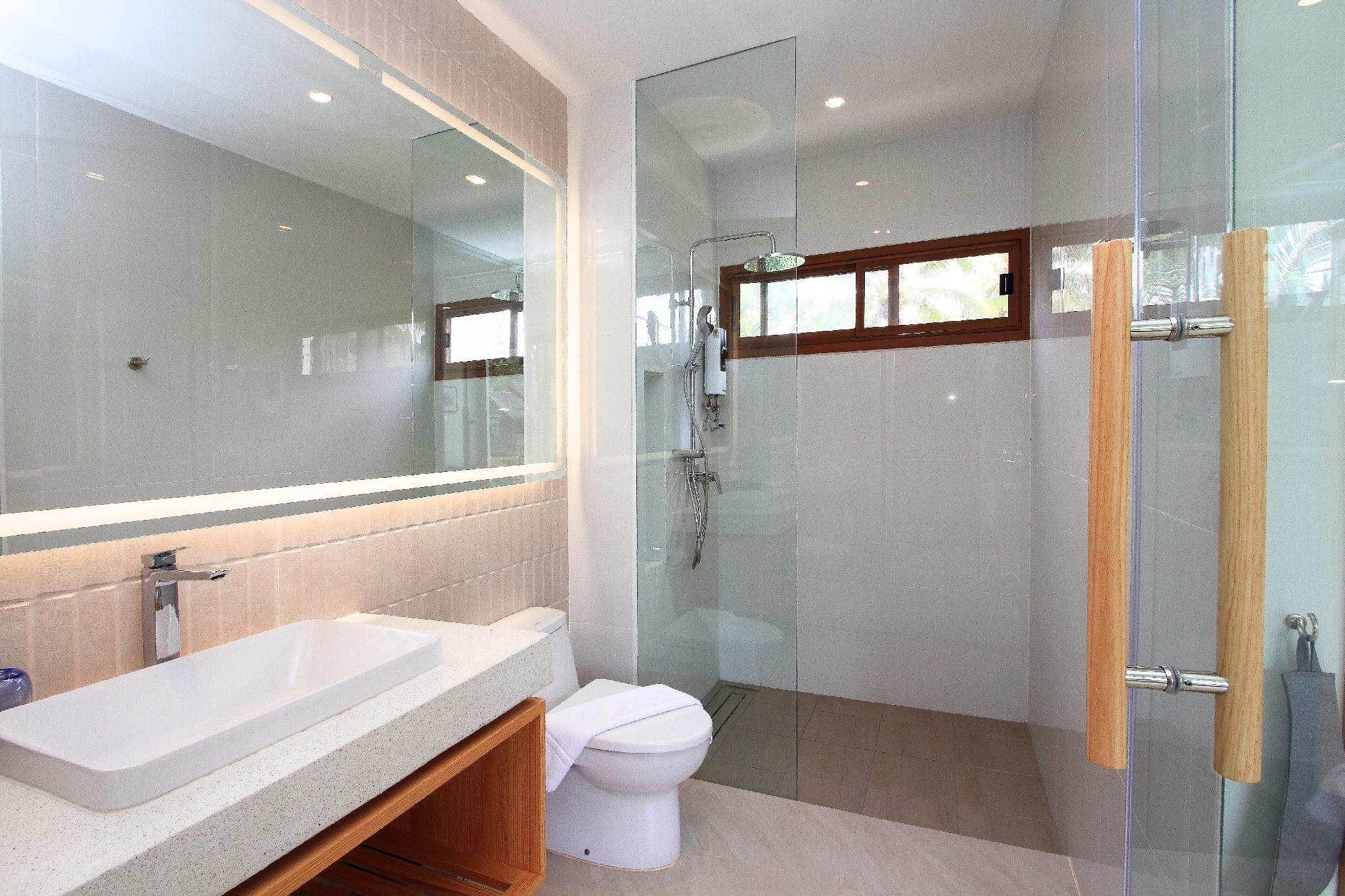 Double Six Superior - 2 Beds 1 Extra, Corner Room with Balcony 2