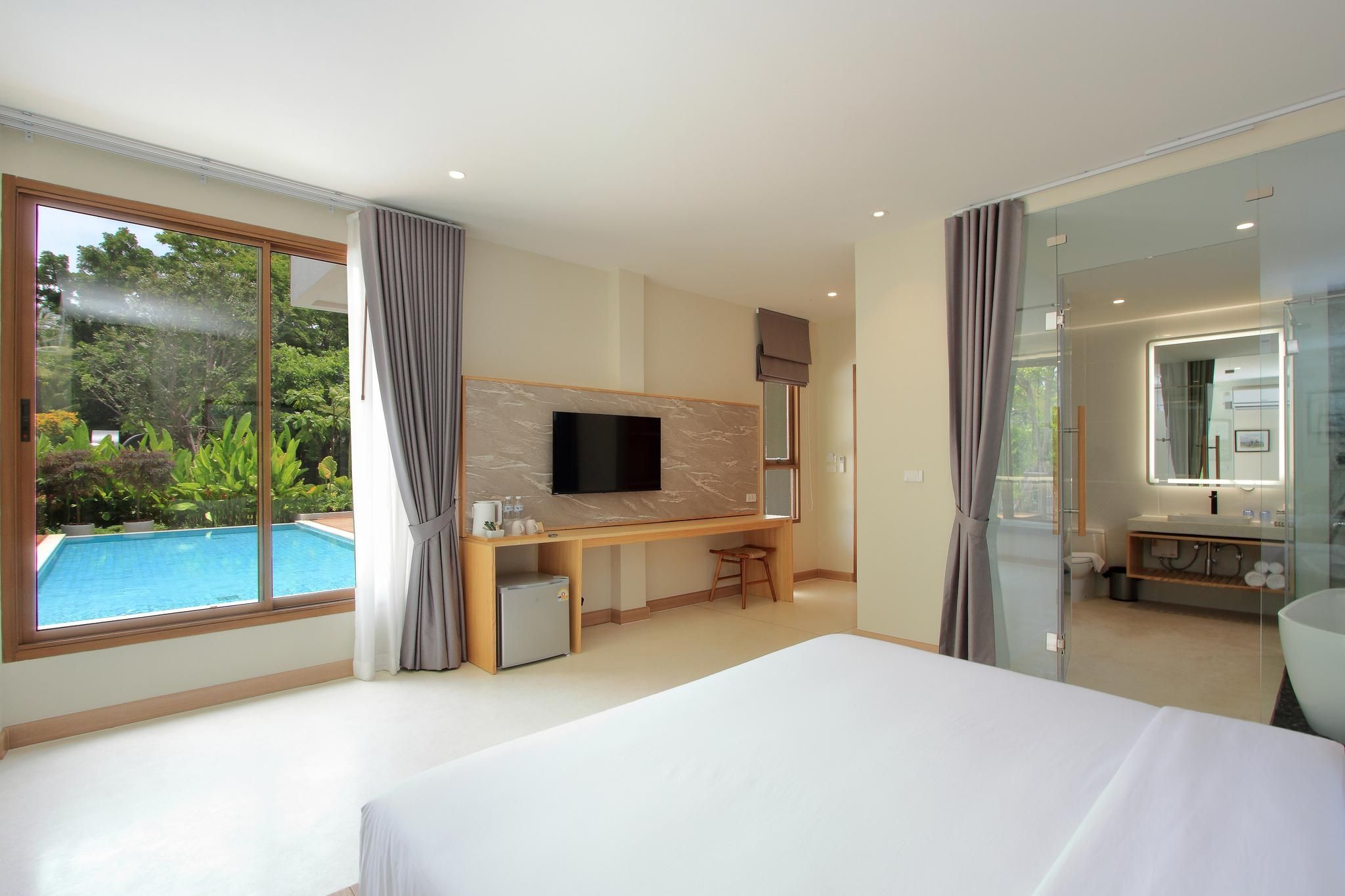 Double Six Deluxe Poolside View King