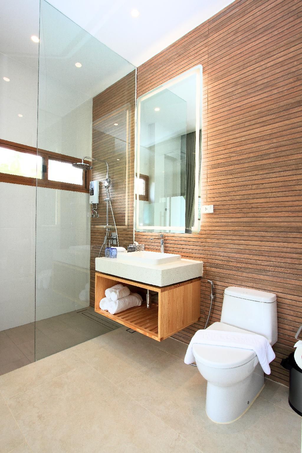 Double Six Deluxe Balcony 1 King 2