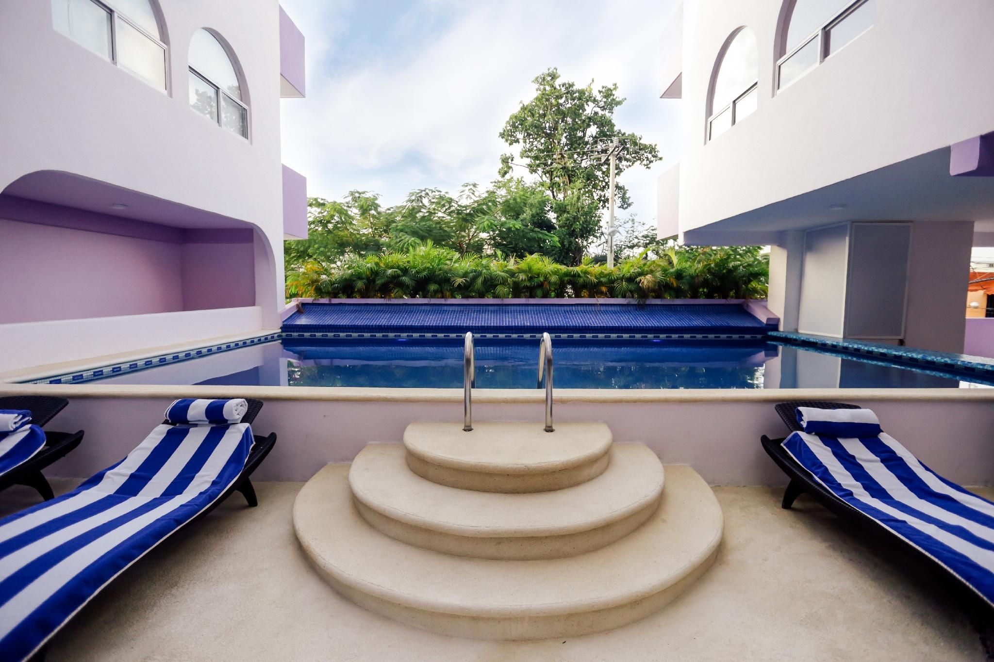 swimming pool [outdoor]